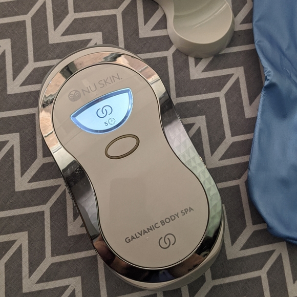 AgeLOC Galvanic Body Spa by Nu Skin - Picture 2 of 4